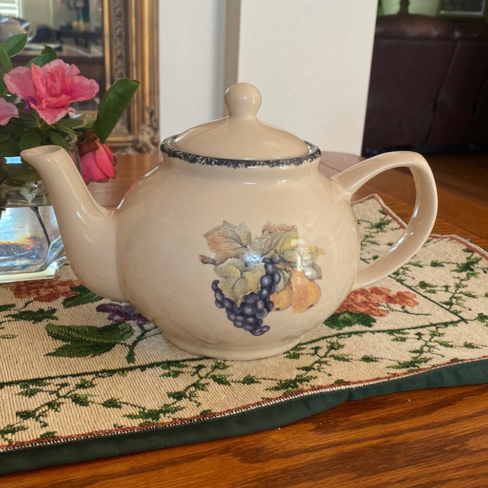 Vintage Home & Garden Party 2002 Teapot 11” spout to handle mint condition